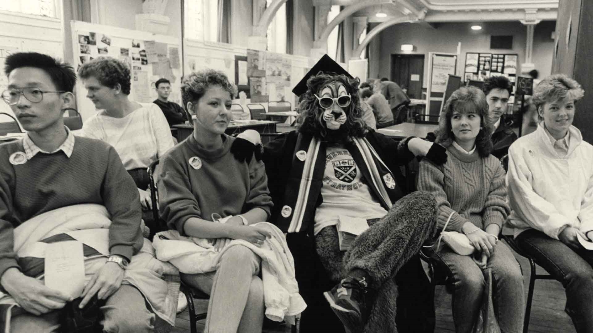 Strathclyde students in 1986, with Alumni mascot Anderson the Lion.
